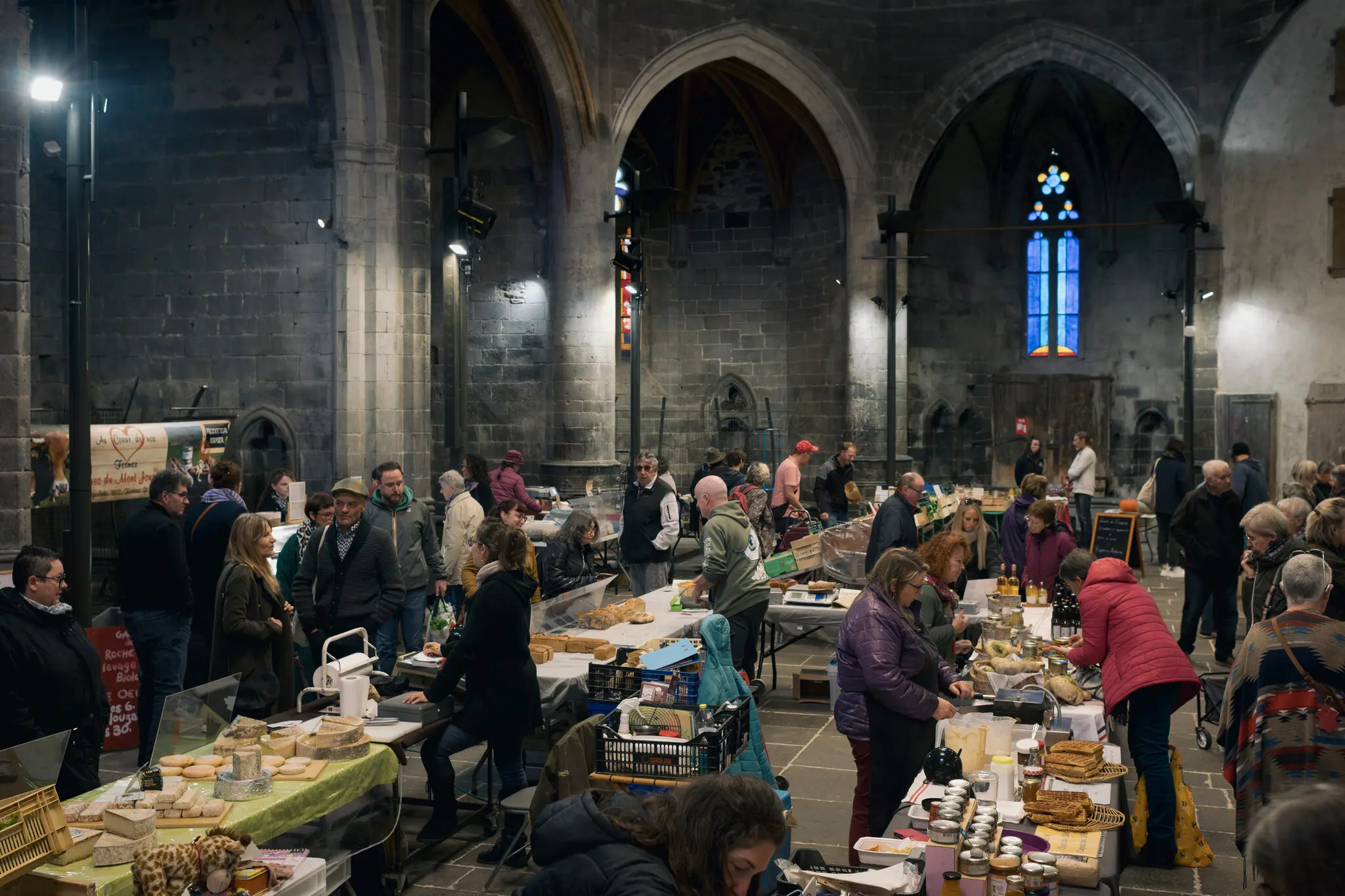 Критий базар у деконсекрованій церкві. У Франції руйнуючі церкви часто перетворюють на спортивні зали, ресторани, готелі чи житло